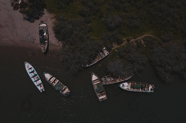 墨西哥索诺拉基诺维约河口的渔船、海水和红树林植被鸟瞰图。这是一小群致力于牡蛎播种的渔民。。。。佩斯卡海滩风景区，墨西哥索诺拉的海洋和植物园。pescadores dedicadas a la siem