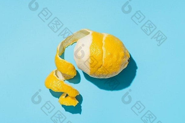 柠檬螺旋去皮热情蓝色的简约背景柠檬皮硬光前视图平躺夏天简约有创意的概念布局
