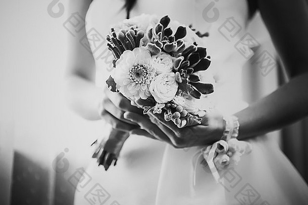 黑色的白色摄影美丽的婚礼花束花手新娘
