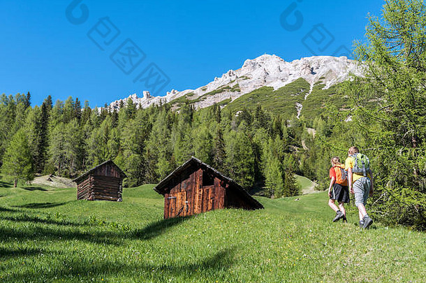 VallewengenaltaBadia博尔扎诺省南提洛尔意大利徒步旅行者旅行牧场为罗切斯特理工学院的航拍