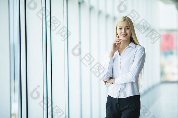 深思熟虑的女人相机窗口年轻的成功的女财务思考未来公司工作打破办公室