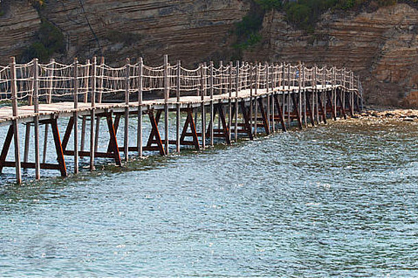 阿吉奥斯·索斯蒂斯小岛通过一座桥连接到希腊的扎金托斯岛