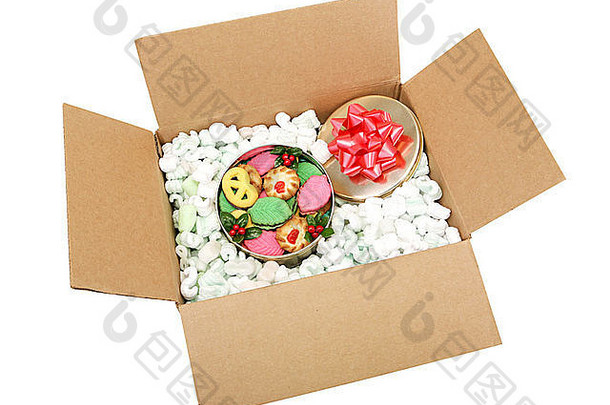 美味多彩的节日饼干装在一个盒子里，盒子周围环绕着聚苯乙烯泡沫塑料花生，并用剪纸路径隔开