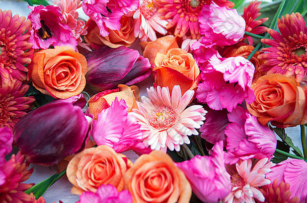 美丽的混合花卉与<strong>郁金香</strong>、玫瑰和雏菊