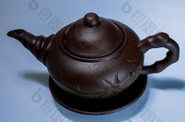 白底陶瓷茶壶