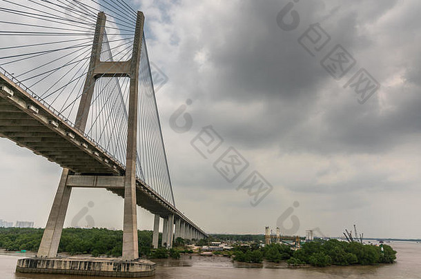 越南<strong>胡</strong>志明市——2019年3月12日：宋西贡河。富美吊桥的一个H形桥塔和灰云下的东侧入口匝道