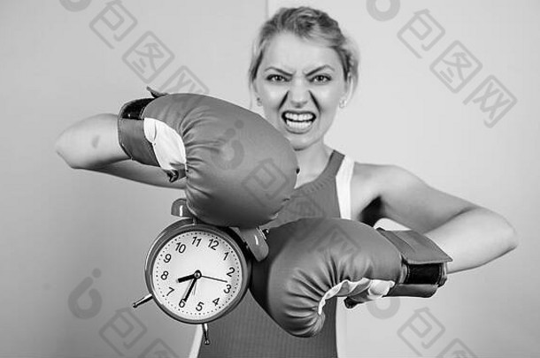 女运动员赢得一天愤怒的女人拳击手套女孩拳击手持有报警时钟早....能源完整的权力活动时间建立时钟时间时间战斗时间成功