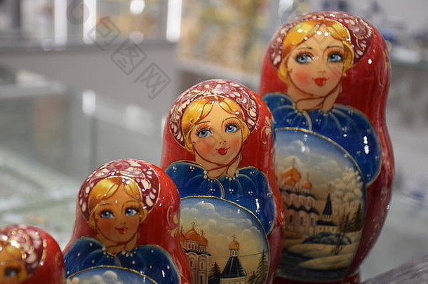 一家纪念品商店里彩色matryoshka玩偶的特写镜头。Matryoshka是一组尺寸逐渐减小的木偶，一个放在另一个里面