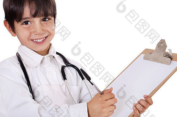 小男孩医生在他的剪贴板上写白色背景的诊断