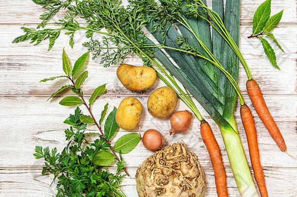 新鲜的有机蔬菜。韭菜，胡萝卜，洋葱，欧芹，土豆，芹菜根，月桂叶。健康食品