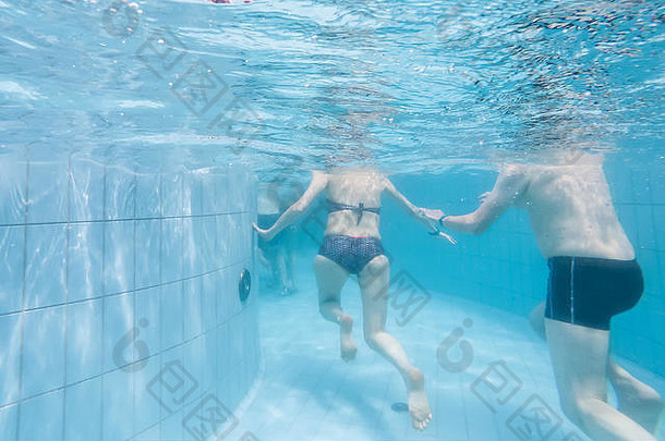 一对夫妇在游泳池里享受水下美景