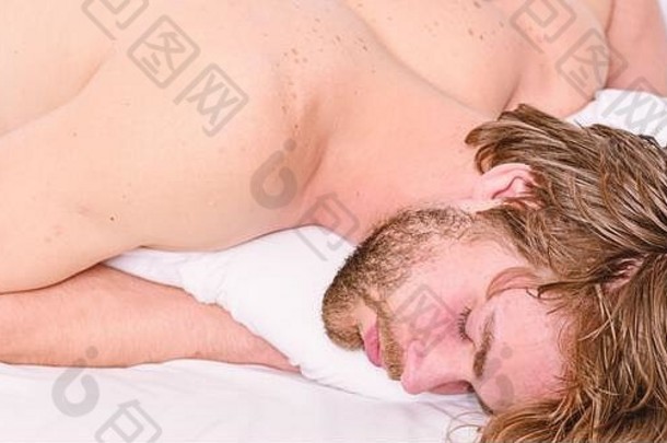 午睡时间到了。睡眠和放松的概念。男人帅哥睡觉。睡眠对你的身心健康至关重要。男人留着胡子睡在床上。