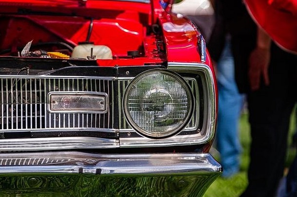 古董美国肌肉红色的车一半前面一边开放罩引擎部分视图关闭头灯光灯铬保险杠
