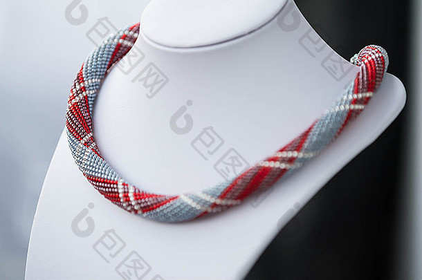 由灰色、红色和白色珠子制成的钩针项链