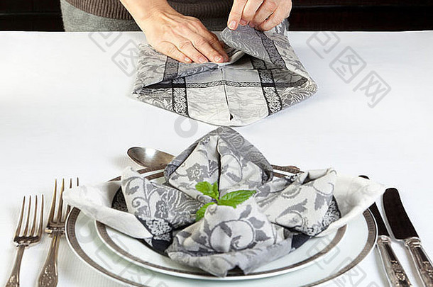 双手折叠餐巾装饰餐桌