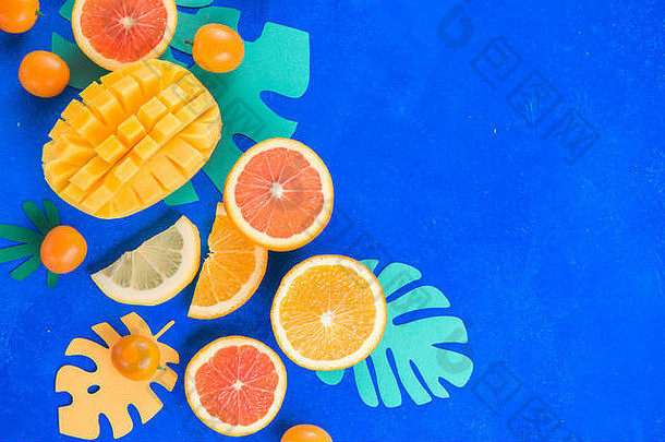 柑橘类水果芒果橙子金橘热带水果充满活力的蓝色的背景复制空间异国情调的水果特写镜头