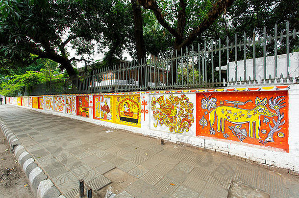1425年，在孟加拉国达卡，达卡大学美术学院（FFA）的学生在学院墙上画画，庆祝即将到来的孟加拉新年。