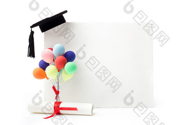 在空白的白色广告牌、文凭和气球上戴上黑色毕业帽