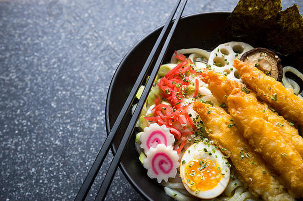 关闭碗美食日本乌冬面面条汤色彩斑斓的配料腌姜煮熟的蛋纠结的模式narutomaki虾