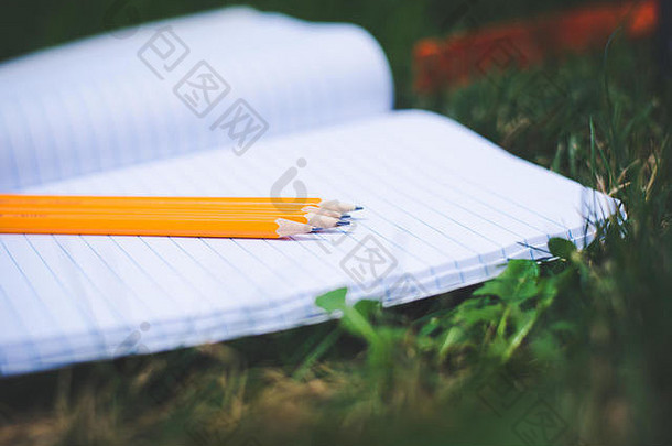 作文笔记本上的铅笔，用于学校学习教育。