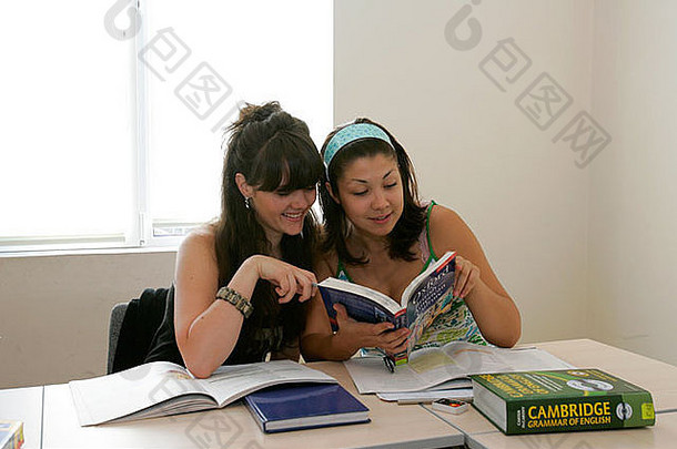 学校积极的学习英语有趣的很多古玩友好的假期研究教育颜色信心热情女学生