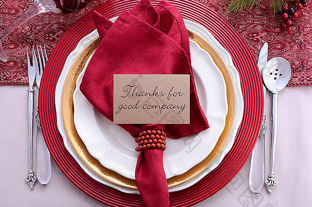 传统的红色主题节日餐桌为感恩节晚餐派对餐桌设置。