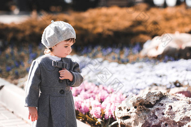 时尚的婴儿女孩走公园穿时尚的夹克秋天季节童年