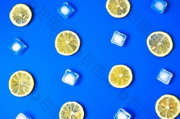 柠檬水布局多汁的柠檬片冰多维数据集蓝色的背景