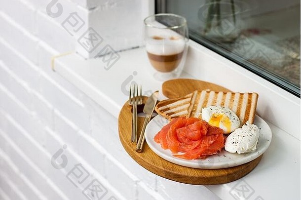 早餐包括烤面包、熏三文鱼、水煮鸡蛋和一杯咖啡。餐厅或咖啡馆的<strong>菜单</strong>。