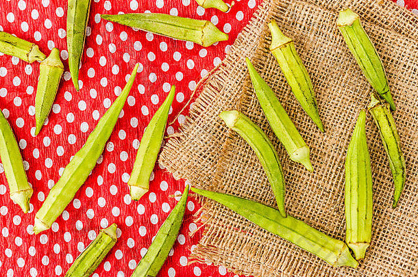 有机绿色<strong>秋葵蔬菜</strong>红色的餐巾点