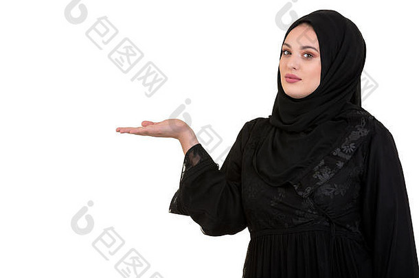 工作室拍摄的年轻女子穿着传统阿拉伯服装。她把手放在一边