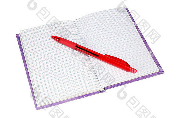 白色背景上有一支红色钢笔的笔记本