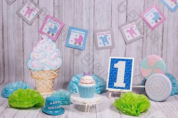 婴儿、男孩或女孩庆祝一周年的背景，打破了拍照会的蛋糕主题
