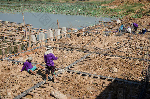 2016年12月30日，在Nakhon sawa的Bueng Boraphet公共公园施工现场，亚泰工人和团队施工人员新建了一座桥梁