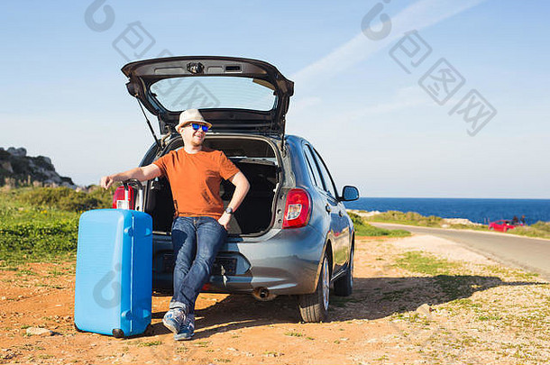 夏天、假期、旅行和假期概念——汽车旁的人准备旅行