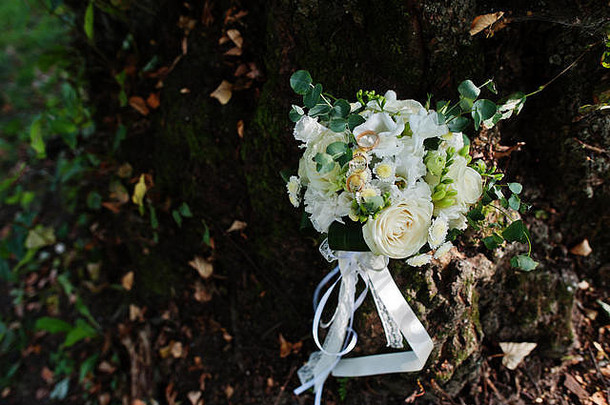 美丽的现代优雅婚礼花束。