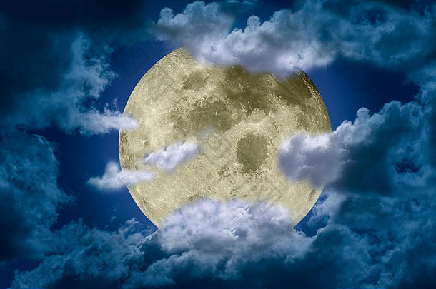 明亮明亮的大满月，在黑暗的夜空<strong>下</strong>隐匿在云层后面。奇幻插图。NAS提供的此图像的元素
