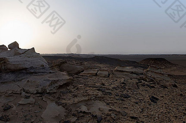 日落时分的沙漠全景照片，埃及东部沙漠