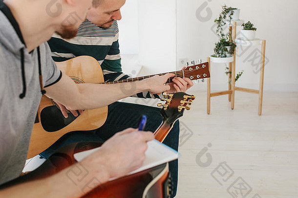 学习弹吉他。课外活动或辅导或爱好或创意活动。