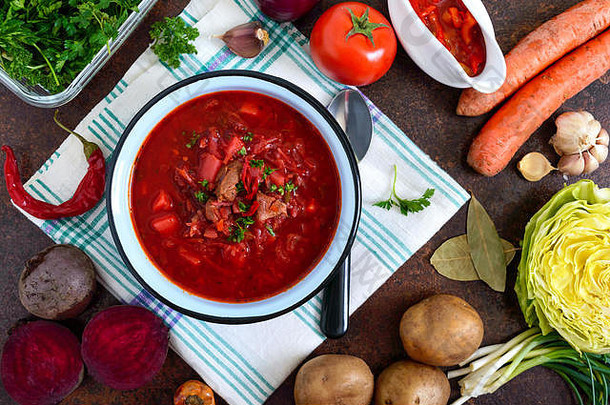 罗宋汤传统的乌克兰菜碗产品准备前视图平躺