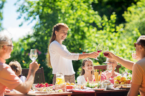 快乐家庭晚餐夏天花园聚会，派对