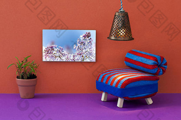 极简主义生活房间家具室内条纹蓝色的红色的椅子沙发古董灯花盆春天图片红色的墙紫色的地板上
