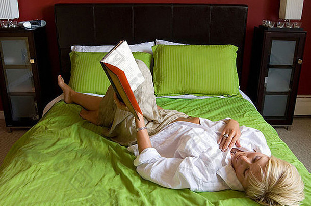女人阅读书床上