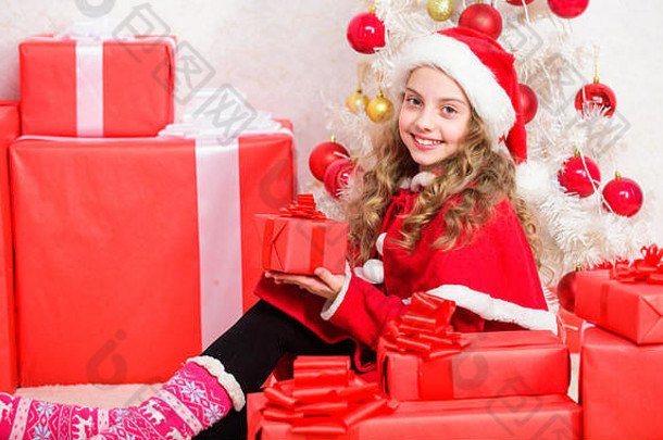 女孩庆祝圣诞节开放礼物盒子开放圣诞节礼物孩子快乐圣诞节现在梦想真正的快乐一年概念拆包圣诞节礼物冬天假期传统