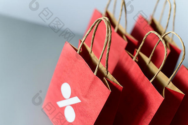 红色的购物袋回收纸孤立的白色背景黑色的星期五圣诞节销售