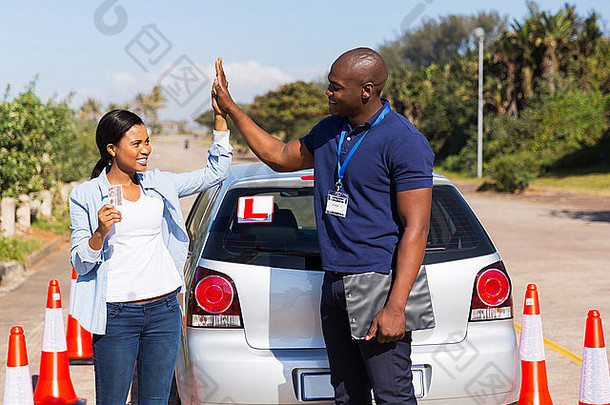 快乐非洲女孩开车教练高开车许可证