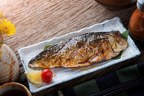 萨巴岛烤肉鲭鱼鱼烧烤红烧的酱汁日本风格