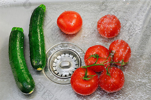水喷雾新鲜的蔬菜tomoatoes库姆伯斯厨房水槽