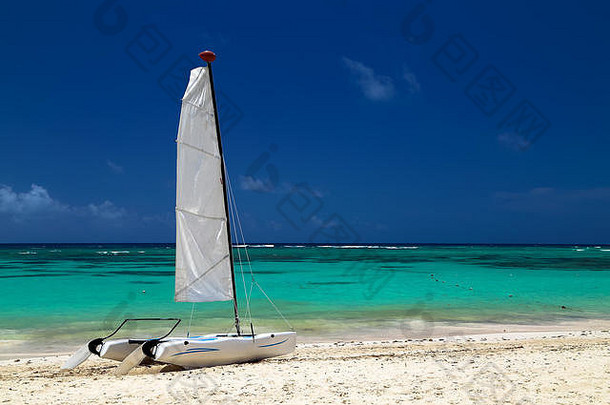 双体船异国情调的海岸大西洋海洋背景金沙子翡翠水蓝色的天空美丽的加勒比海海锅