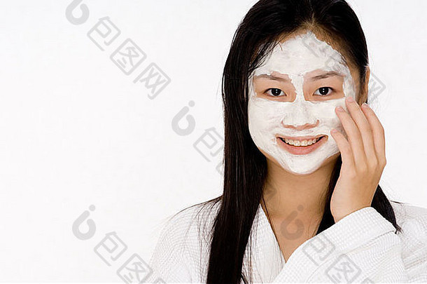 年轻的亚洲女人浴袍脸包